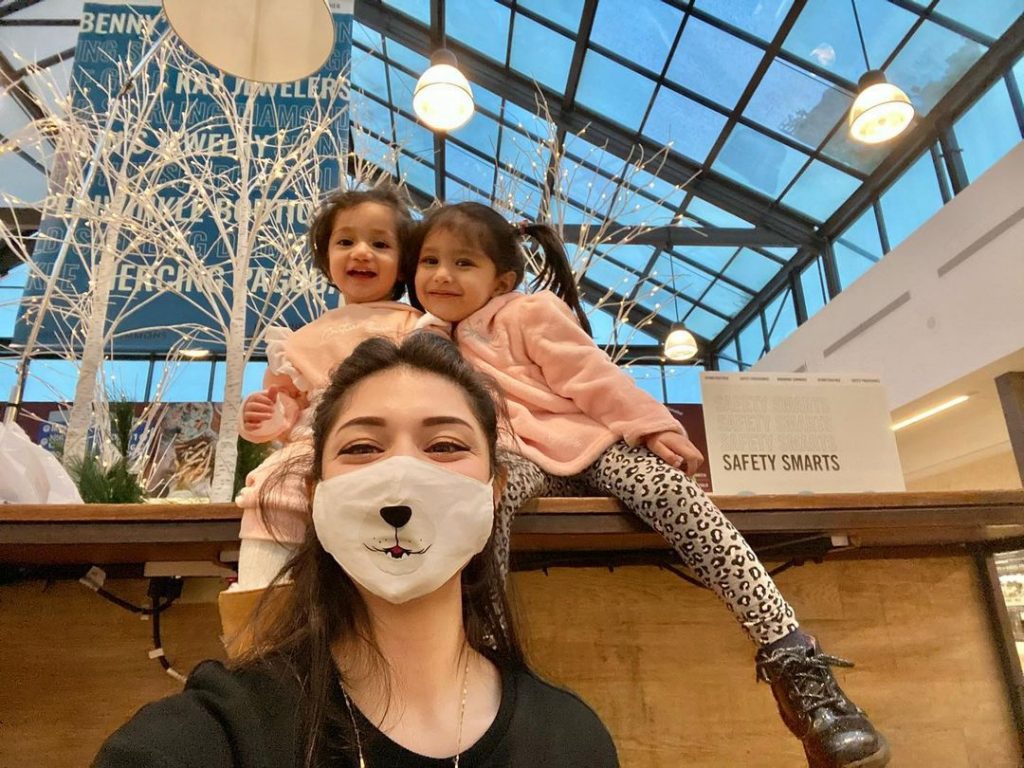 Sidra Batool Pictures With Her Daughters