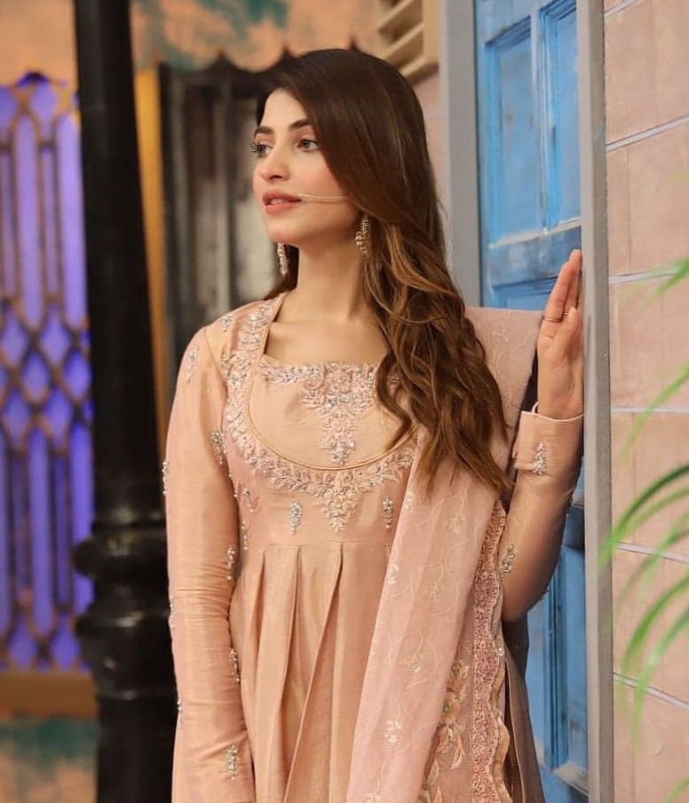 15 Beautiful Dresses Worn By Pakistani Actresses This Ramzan