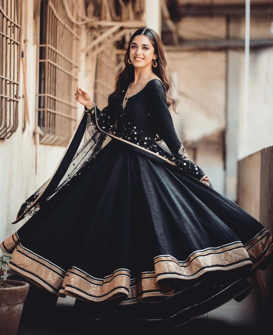 Top Pakistani Actresses In Beautiful Black Dresses