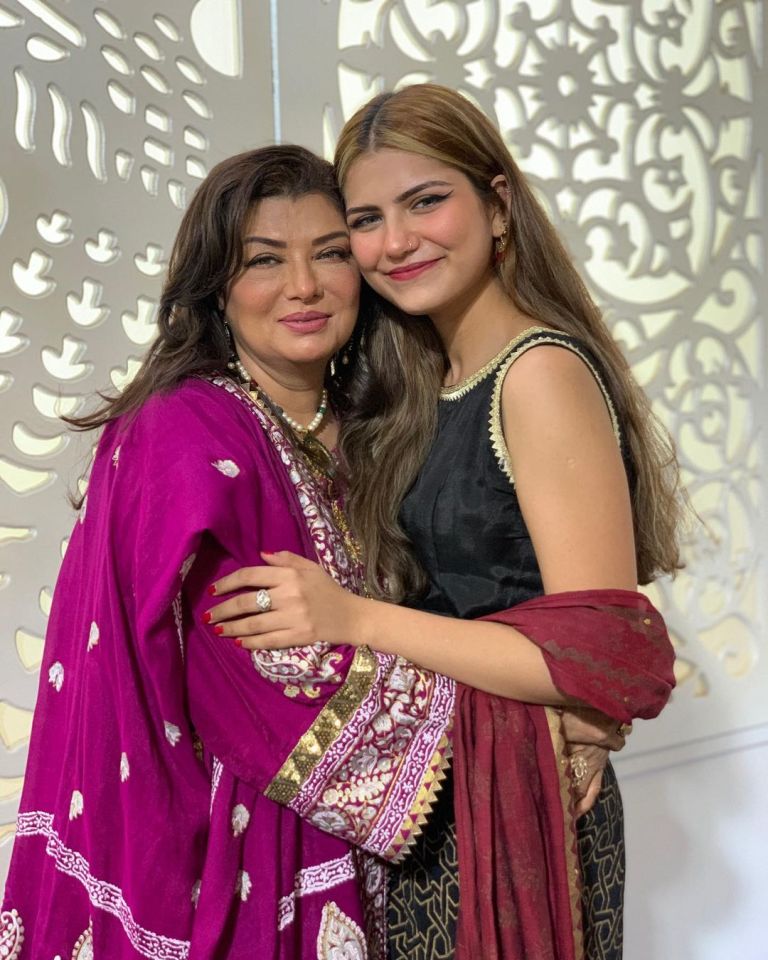 Beautiful Family Pictures of Actress Shaheen Khan
