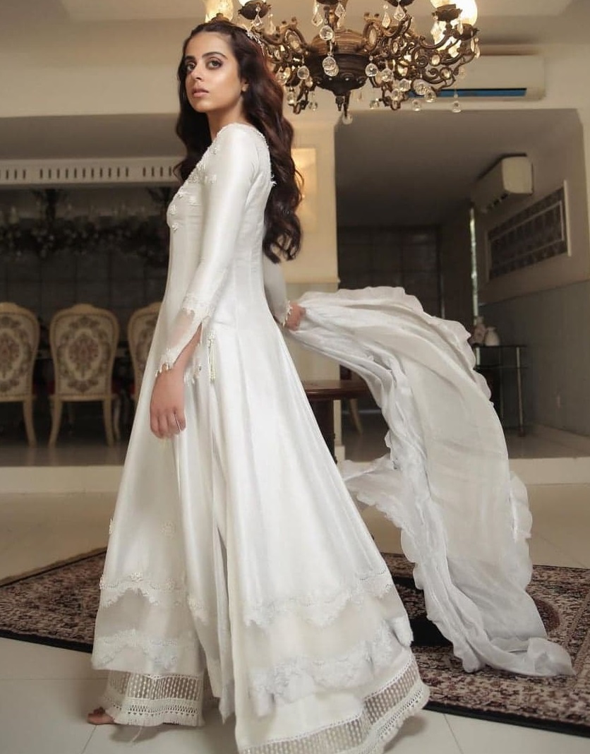 15 Beautiful Dresses Worn By Pakistani Actresses This Ramzan