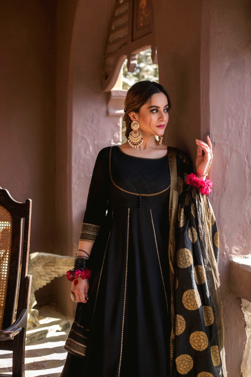 Black and gold dress pakistani sale