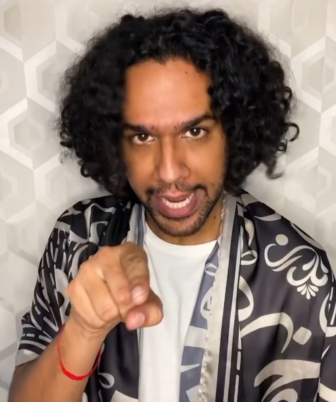 Ali Gul R Ali Gul Pir's Hilarious Remake Of Viral Jin Video | Reviewit.pk