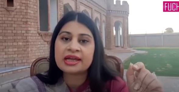 Here Is What Amna Mufti Has To Say About Her Meeting With PM Imran Khan