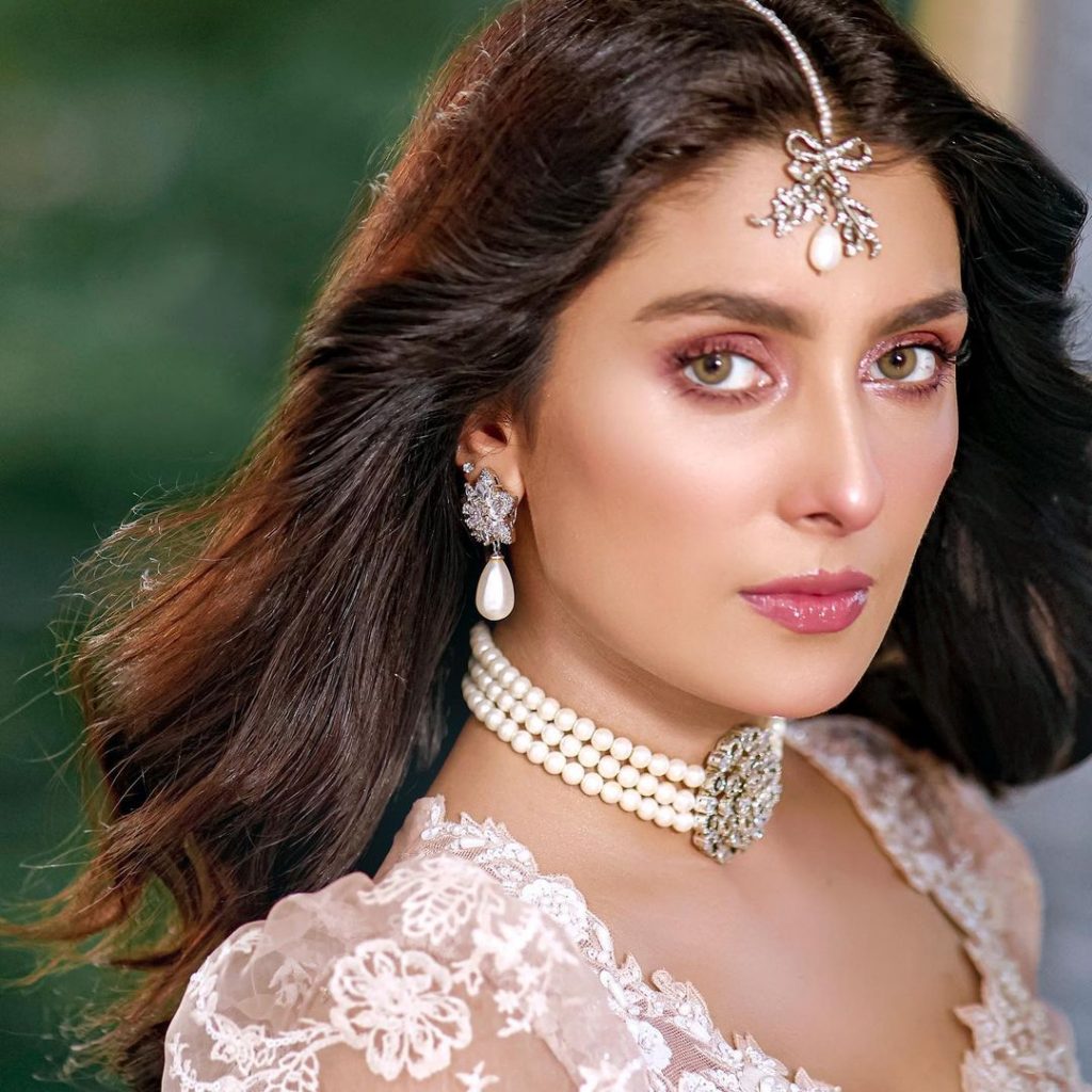 Ayeza Khan Left Fans Gushing With Her Latest Photoshoot