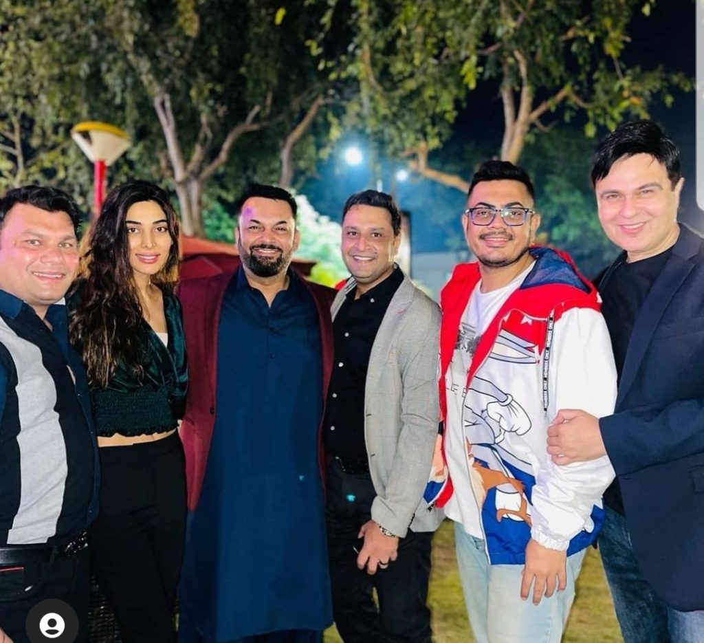 Shoaib Akhtar And Eshal Fayyaz Spotted With Nauman Masood Family