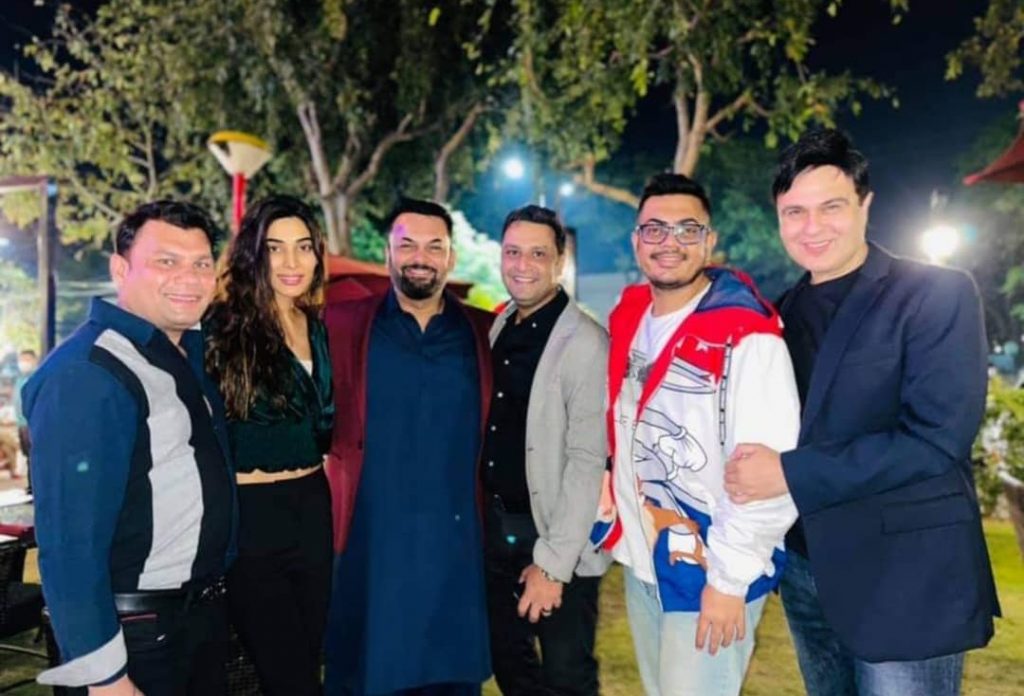 Shoaib Akhtar And Eshal Fayyaz Spotted With Nauman Masood Family