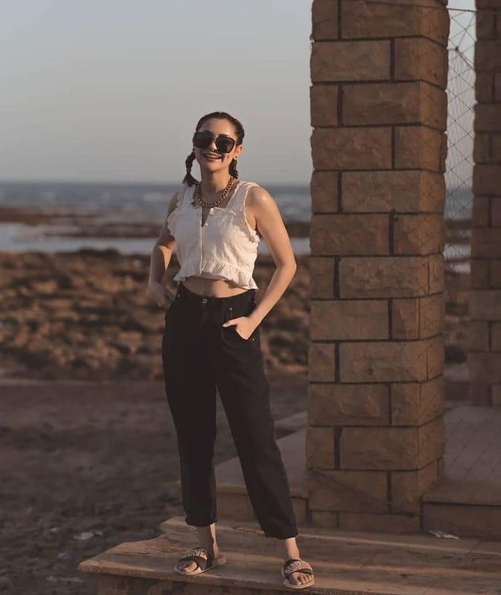 Hania Aamir's Latest Pictures From Beach Party