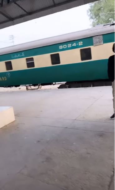 Hira Mani Travels To Karachi By Train