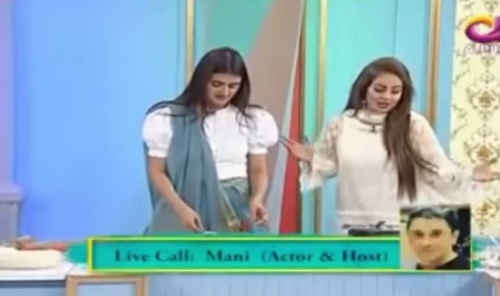 Hira Mani Showing Her Cooking Skills In Live Show