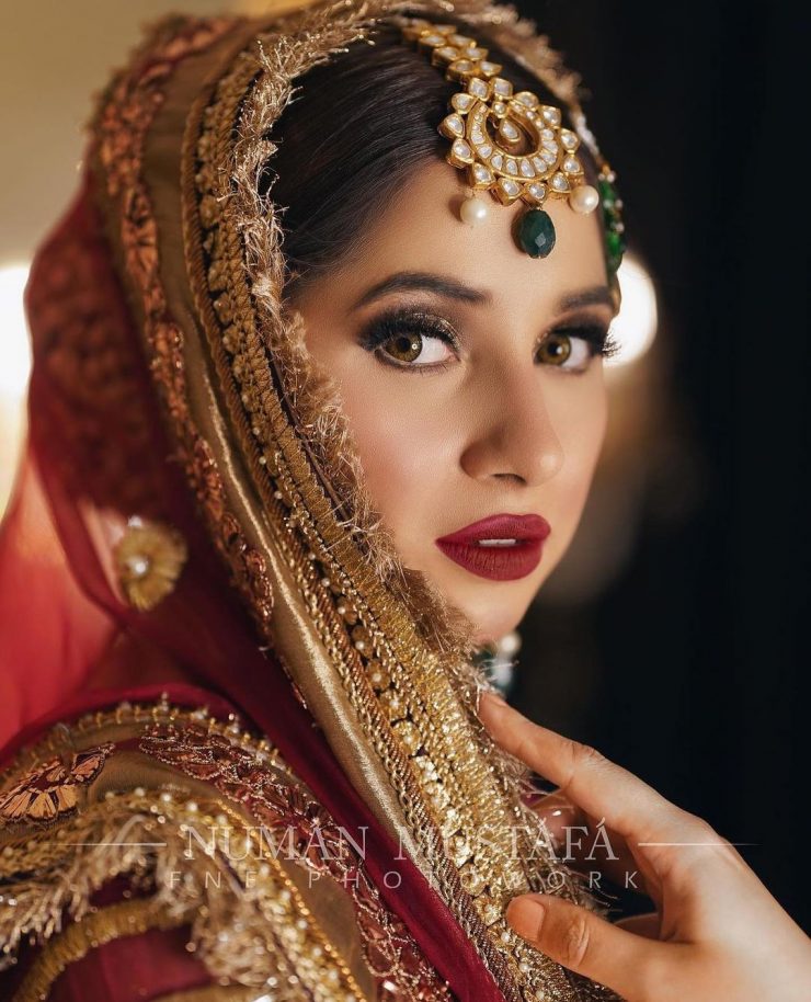 Sabeena Farooq Radiates Charm In Her Latest Bridal Shoot | Reviewit.pk