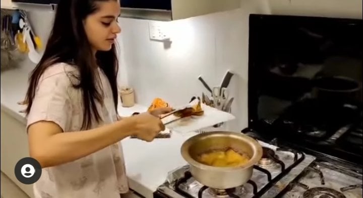 Fans Criticise Srha Asgr On Her Poor Cooking Skills