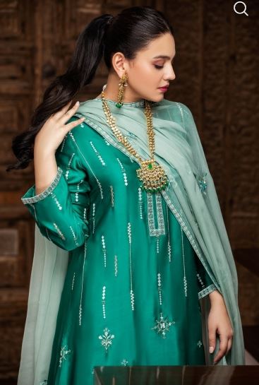 Nishat Linen's Latest Luxury Collection Featuring Zara Noor Abbas