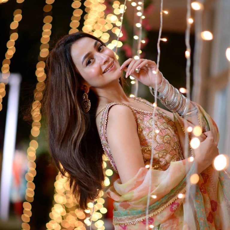 Zarnish Khan Looked Ravishing On Set Of Upcoming Telefilm Reviewit pk