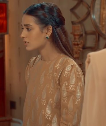 Stunning Looks & Outfits of Iqra Aziz From Khuda Aur Mohabbat 3 ...