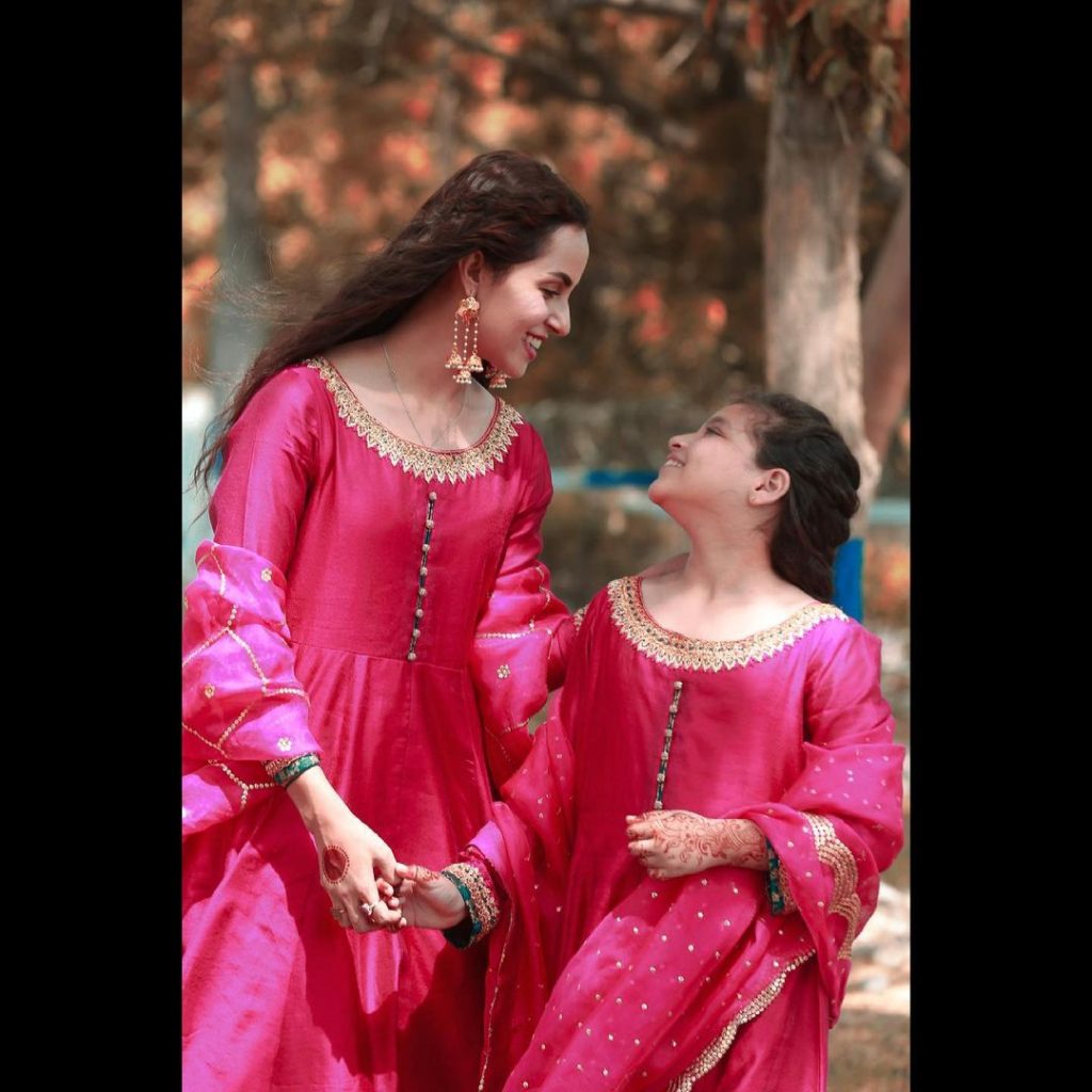 Adorable Portraits Of Nimra Khan And Her Sister Celebrating Eid-ul-Fitr Day 2