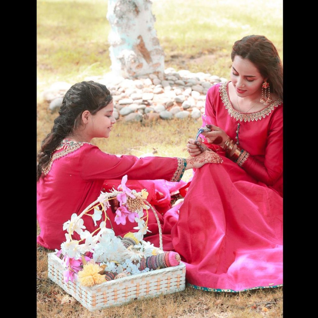 Adorable Portraits Of Nimra Khan And Her Sister Celebrating Eid-ul-Fitr Day 2