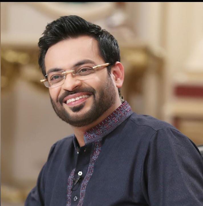 Aamir Liaquat Hussain Makes Fun Of Fahad Mustafa