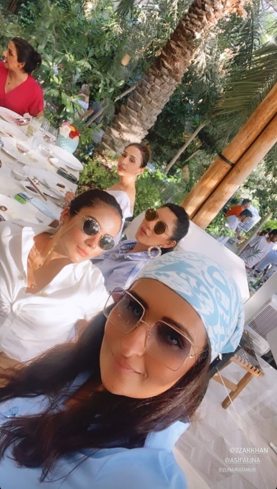 Alyzeh Gabol Spending Quality Time With Her Friends At Dubai Beach