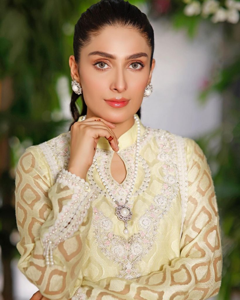 Ayeza Khan Took Out A Moment To Cherish The Work Of Our Legendary Stars