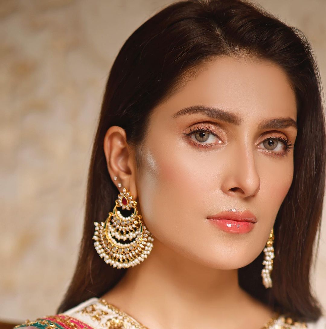 Stunning Pictures Of Ayeza Khan Celebrating Eid-ul-Fitr Day 2 | Reviewit.pk