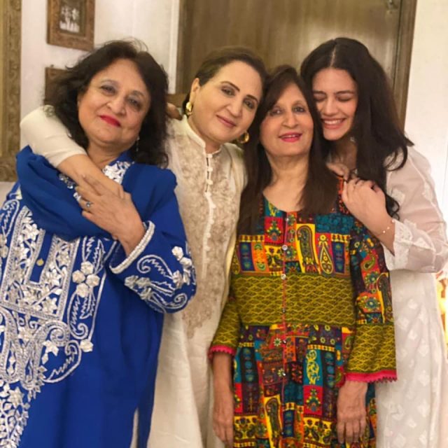 Bushra Ansari's First Statement After The Death Of Her Sister | Reviewit.pk