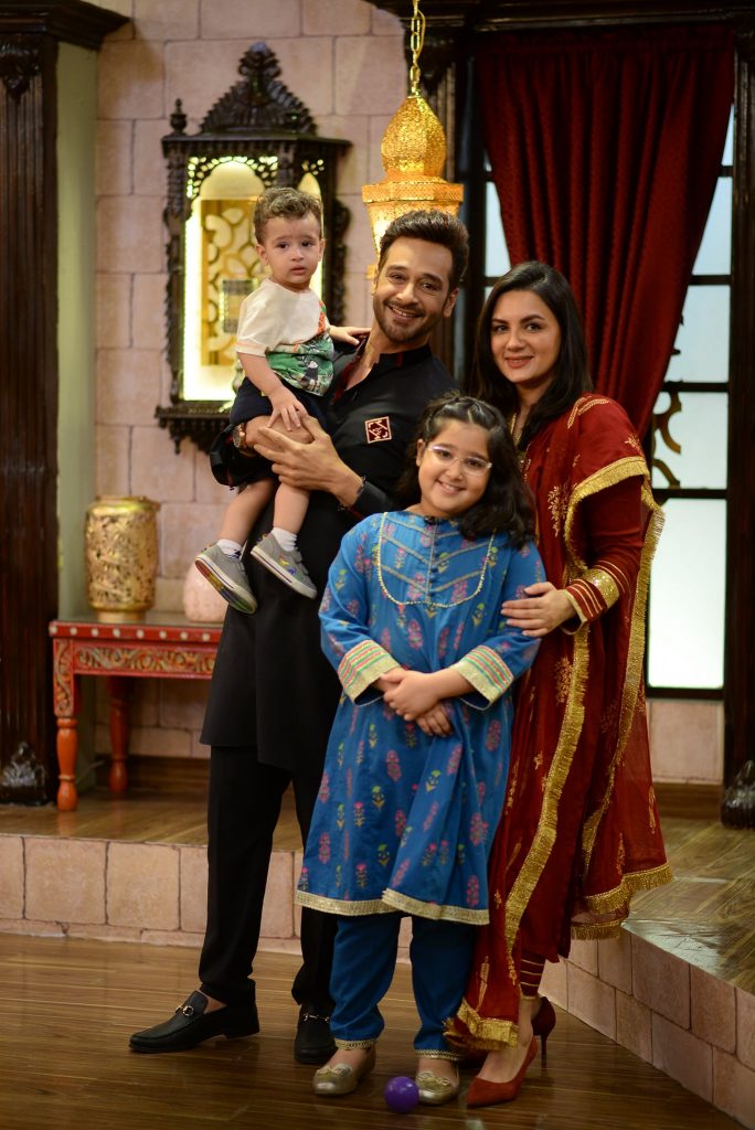Faysal Quraishi With His Wife Sana And Kids At Shan-e-Sahoor