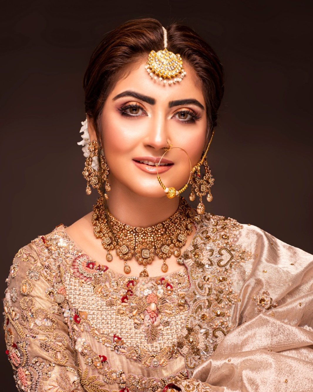 Hiba Bukhari Looks Radiant In A Traditional Bridal Attire | Reviewit.pk