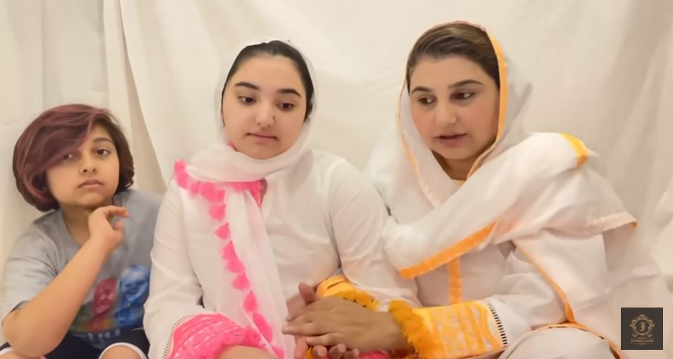 Pictures And Videos Of Javeria Saud And Jannat After Performing Aitkaf