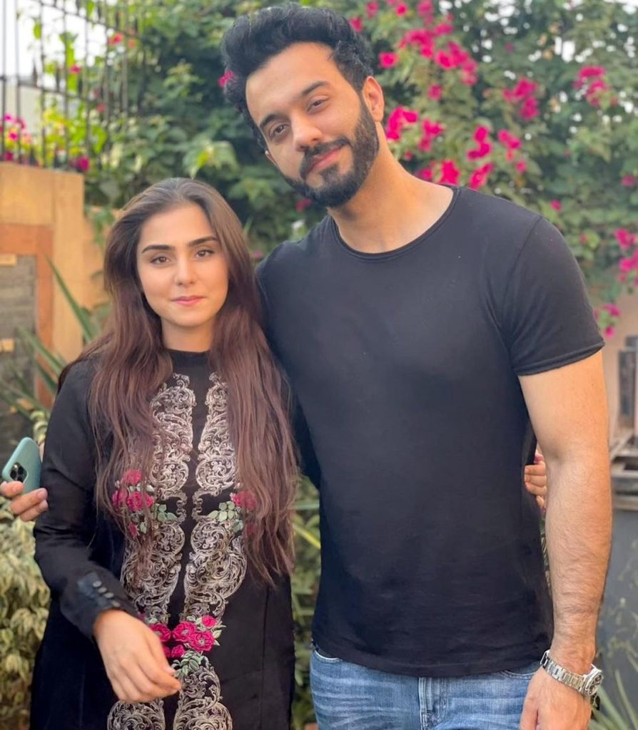 Aima Baig Sister Komal Baig Pictures With Husband