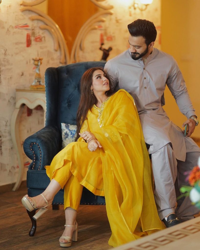 Aima Baig Sister Komal Baig Pictures With Husband