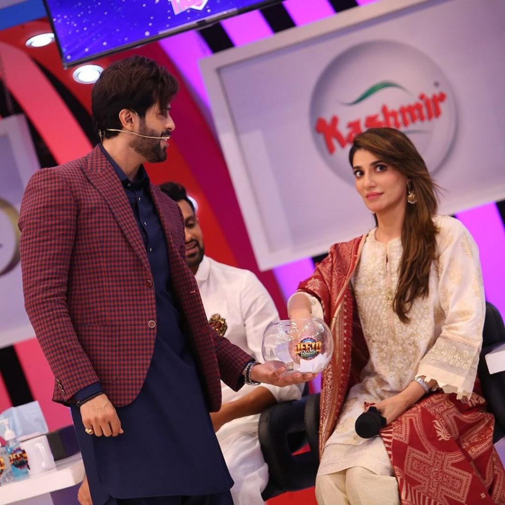 Few Glimpse Of Mansha Pasha And Navin Waqar From The Set Of JPL