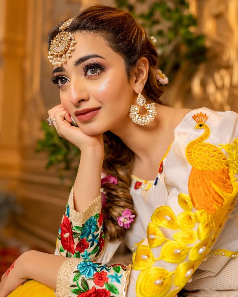 Nawal Saeed Beautiful Photos in Off-White & Gold Ensemble