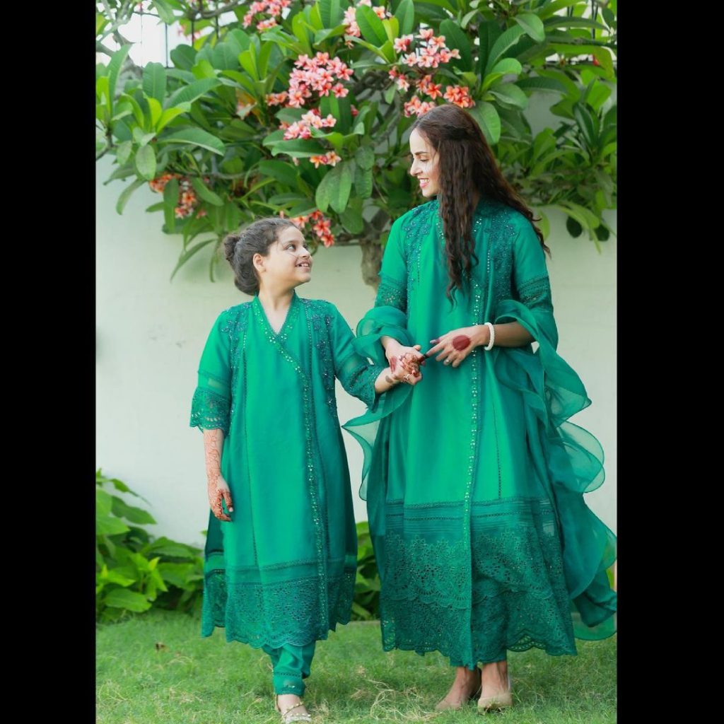 Nimra Khan And Her Sister Twinning In Matching Outfits On Eid