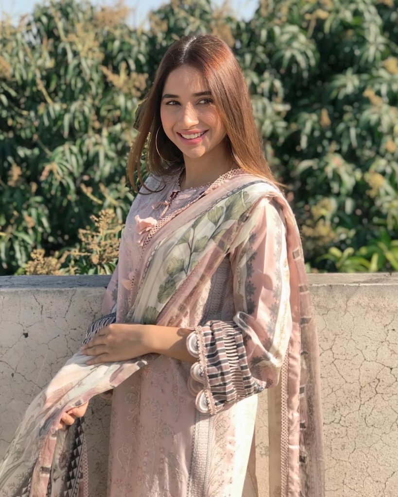 Latest Beautiful Pictures Of Actress Sabeena Farooq