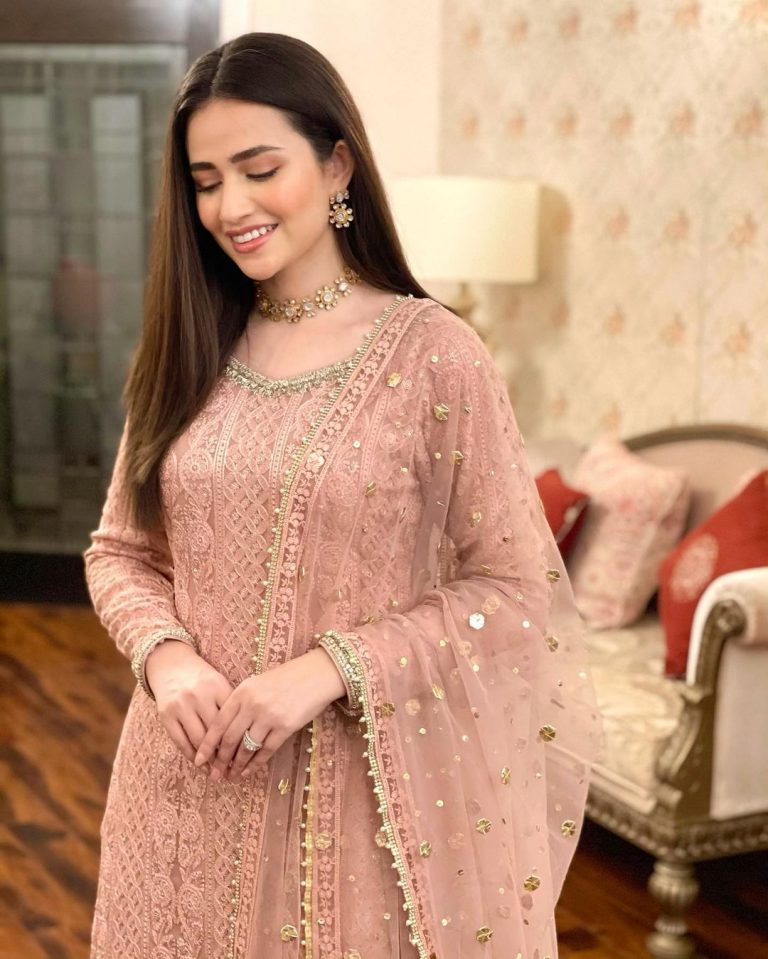 Sana Javed Looked Stunning At Dinner Hosted By A Friend | Reviewit.pk