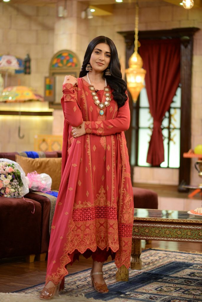 Beautiful Pictures Of Sarah Khan And Mansha Pasha From The Set Of Shan-e-Suhoor