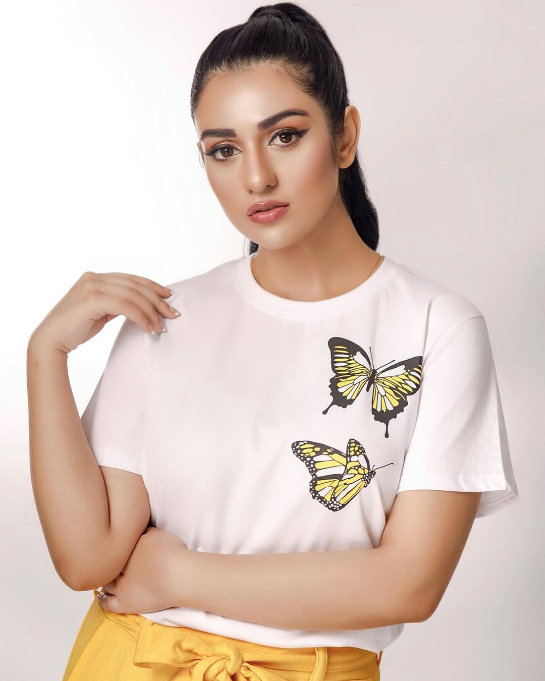 Sarah Khan Looks Super Chic In Shoot For Feathers Clothing | Reviewit.pk