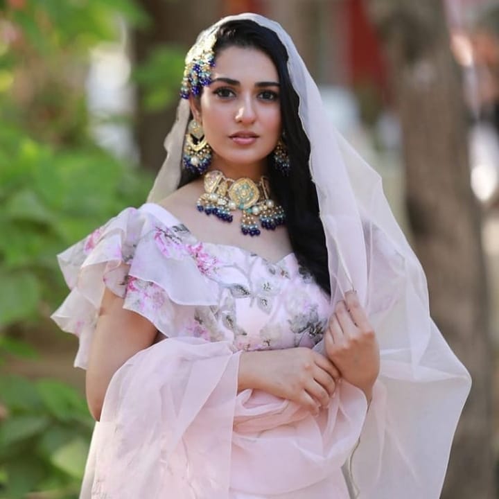 Sarah Khan's Beautiful Bridal Look For Upcoming Drama Laapata