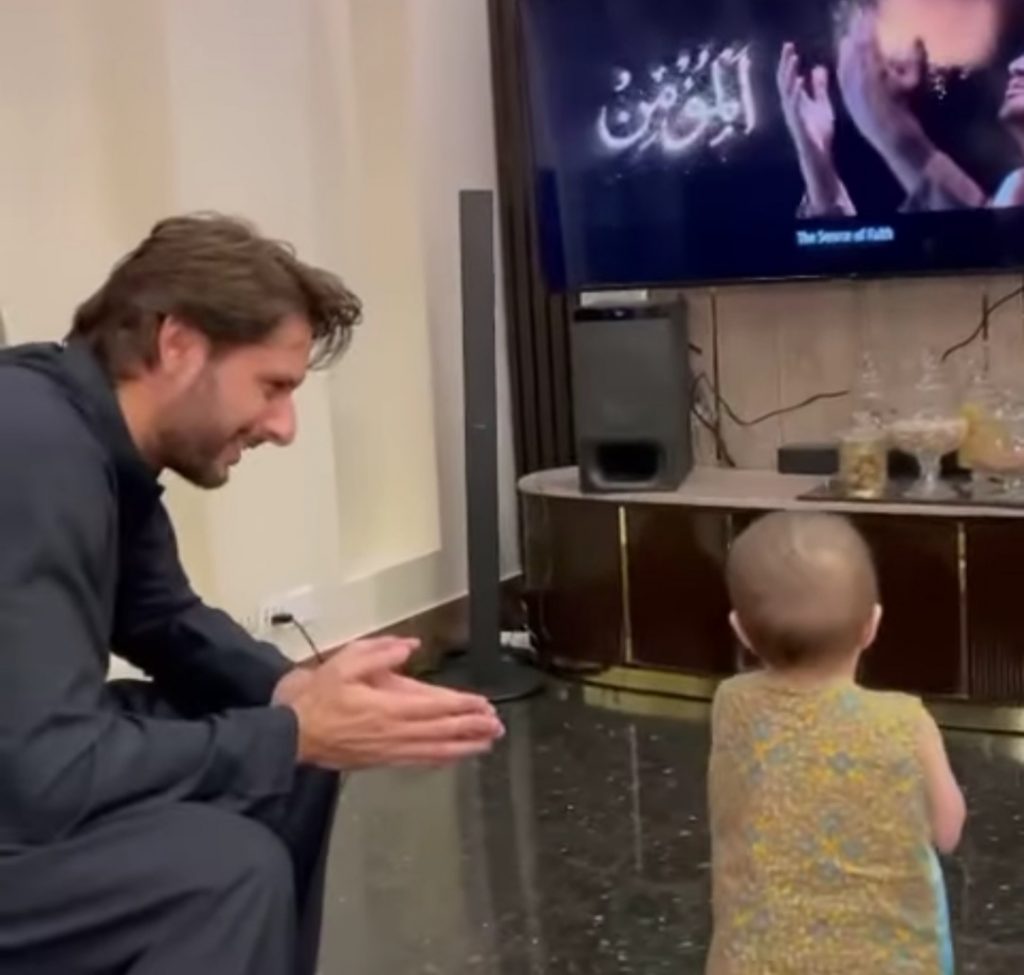 Shahid Afridi Spending Time With Daughter - Adorable Video