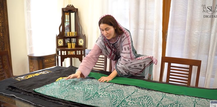 Shaista Lodhi Showing The Tabarrukaat Of Khana e Kaaba And Roza Rasool (S.A.W) In Her House