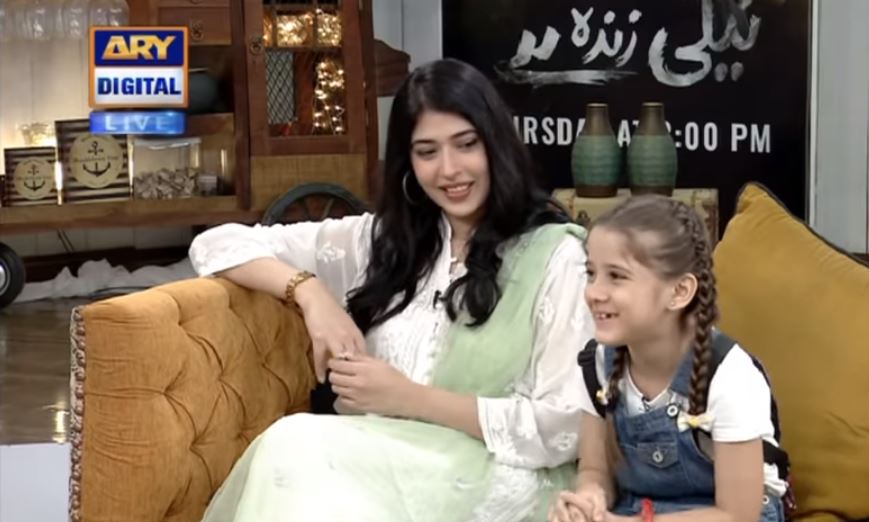 Urwa Hocane Scolds Child Star Tehreem Ali Hameed While Shooting