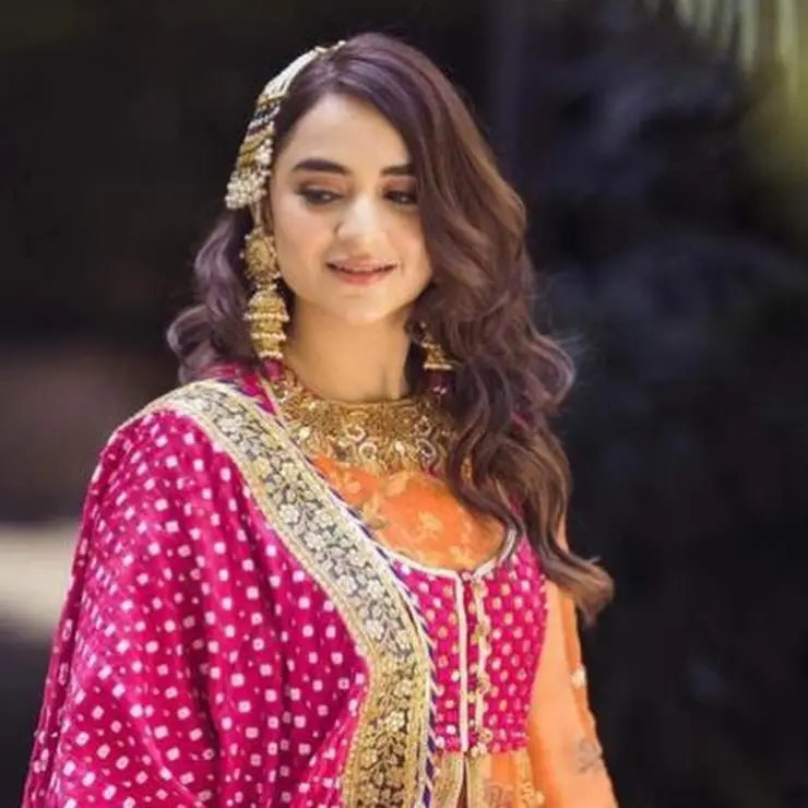 Yumna Zaidi Looks Regal In Her Latest Shoot For RJ's Pret | Reviewit.pk