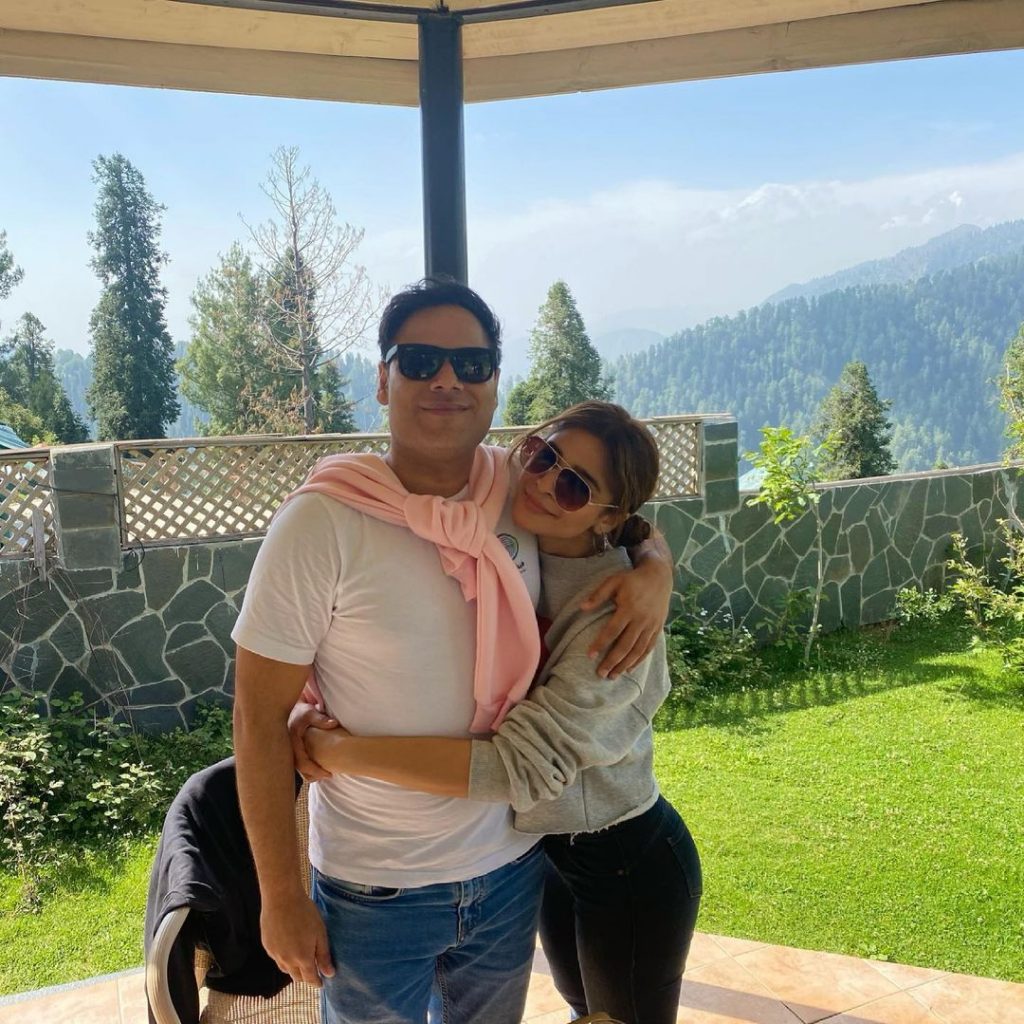 Mahira Khan Spotted With Beau & Friends In Nathia Gali