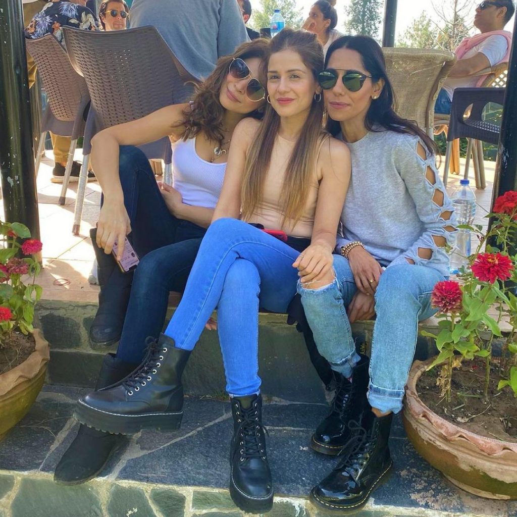 Mahira Khan Spotted With Beau & Friends In Nathia Gali