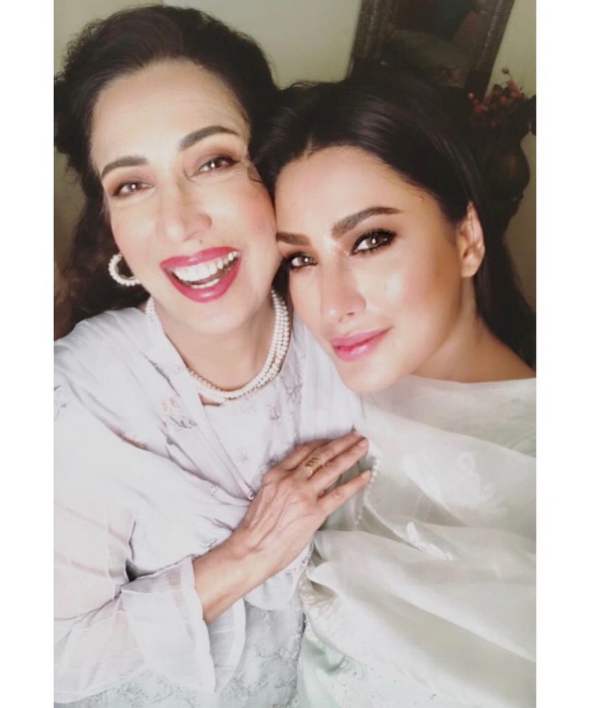 Unseen Adorable Pictures Of Mehwish Hayat With Her Mother