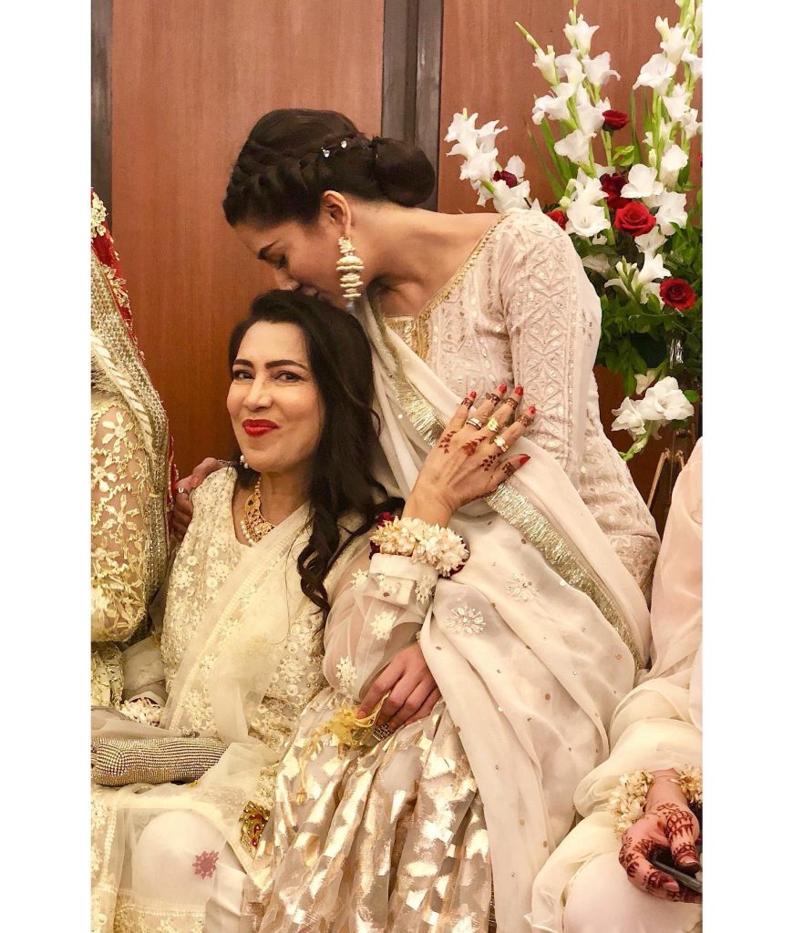 Unseen Adorable Pictures Of Mehwish Hayat With Her Mother