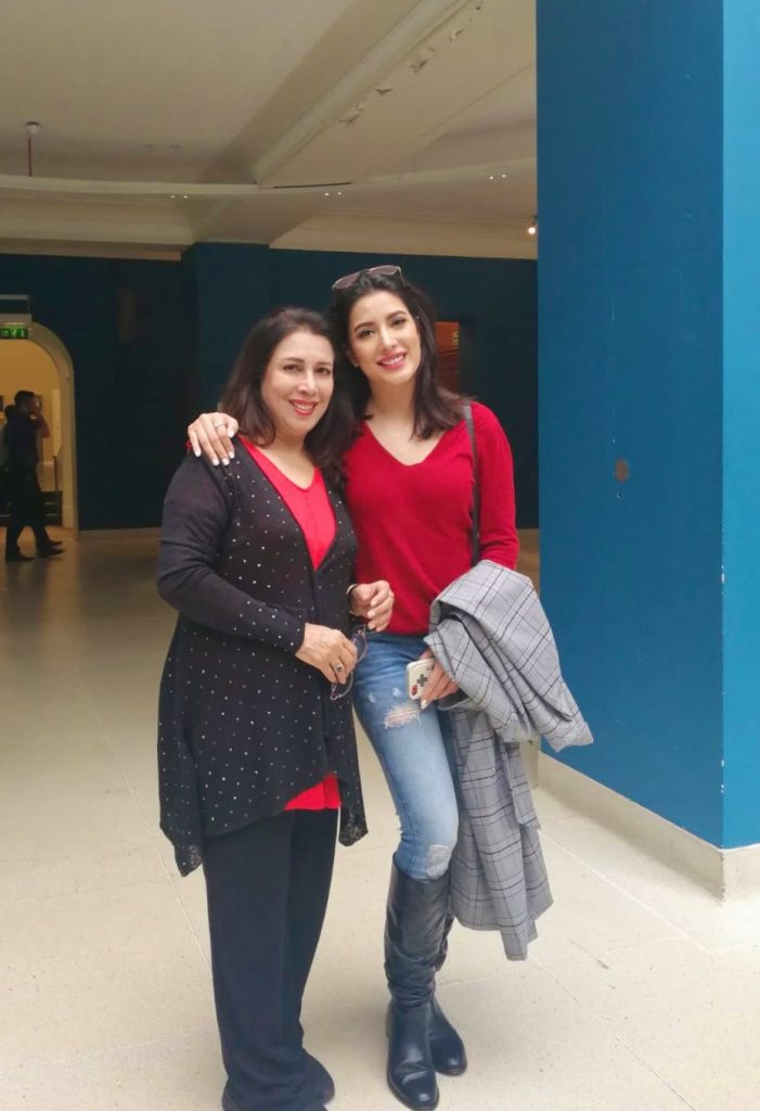 Unseen Adorable Pictures Of Mehwish Hayat With Her Mother