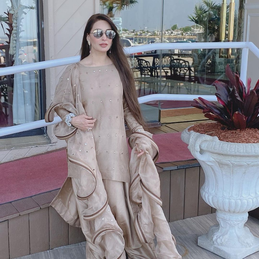 Beautiful Latest Pictures of Reema Khan with her Husband