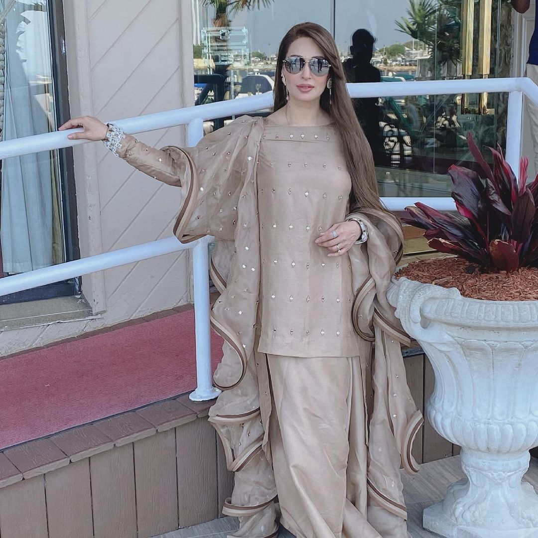 Beautiful Latest Pictures of Reema Khan with her Husband